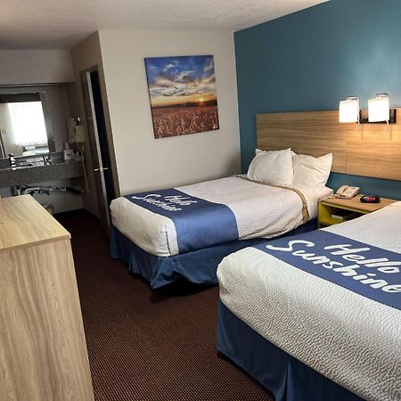 Days Inn By Wyndham Pratt Extérieur photo