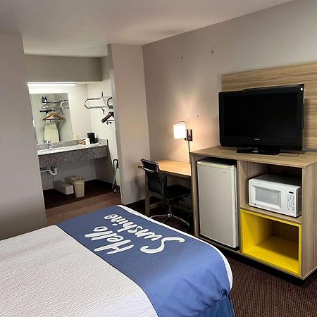 Days Inn By Wyndham Pratt Extérieur photo