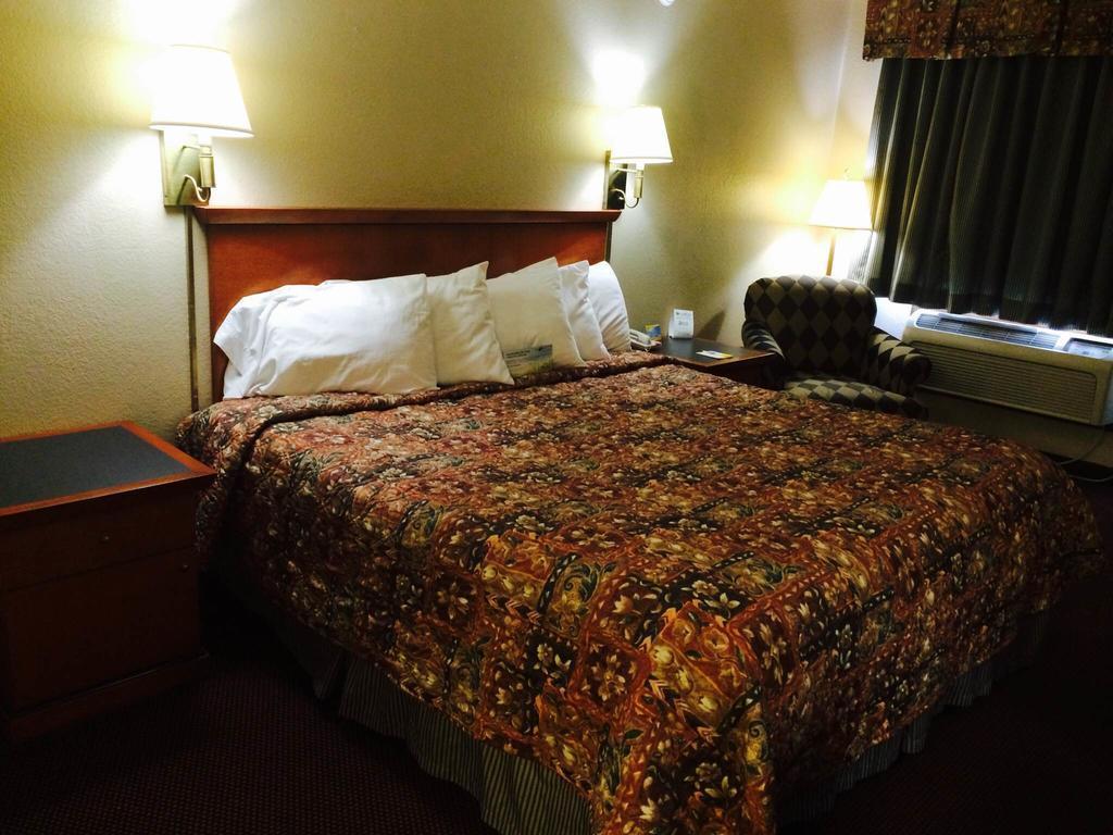 Days Inn By Wyndham Pratt Extérieur photo