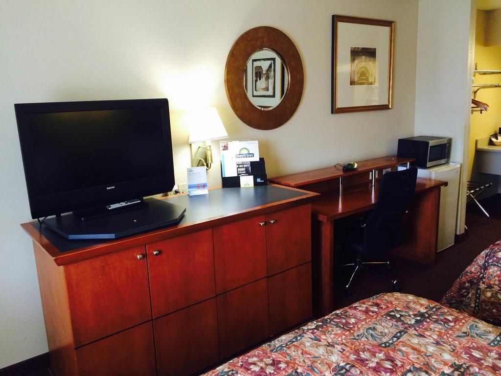 Days Inn By Wyndham Pratt Extérieur photo