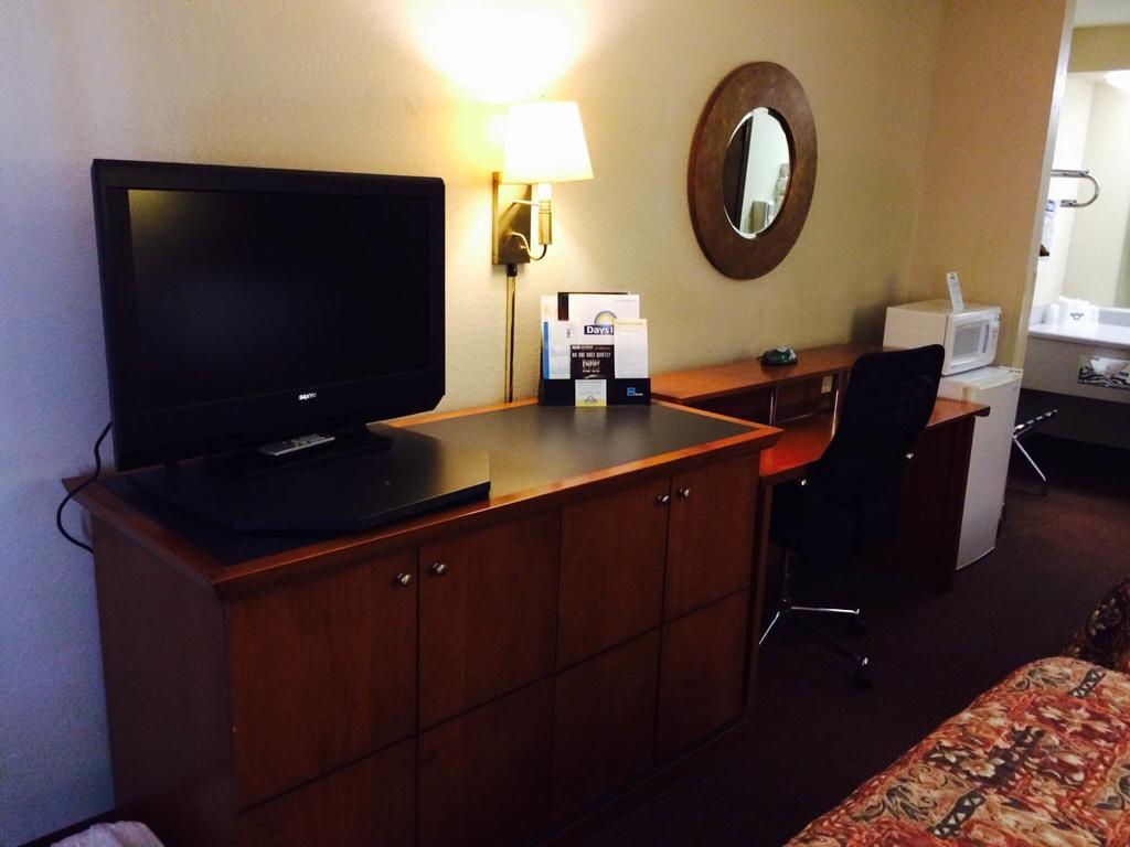 Days Inn By Wyndham Pratt Extérieur photo