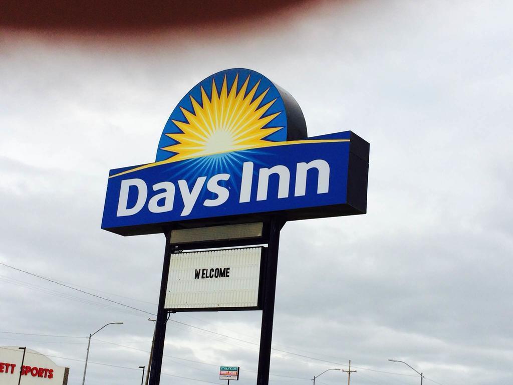 Days Inn By Wyndham Pratt Extérieur photo
