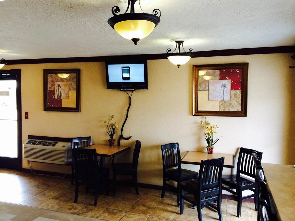 Days Inn By Wyndham Pratt Extérieur photo