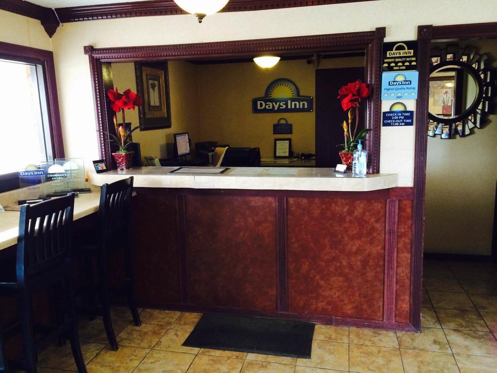 Days Inn By Wyndham Pratt Extérieur photo