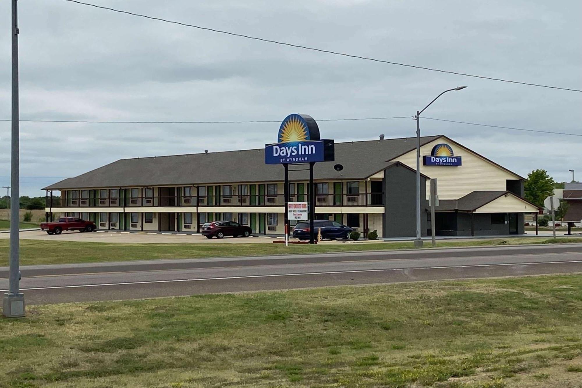 Days Inn By Wyndham Pratt Extérieur photo