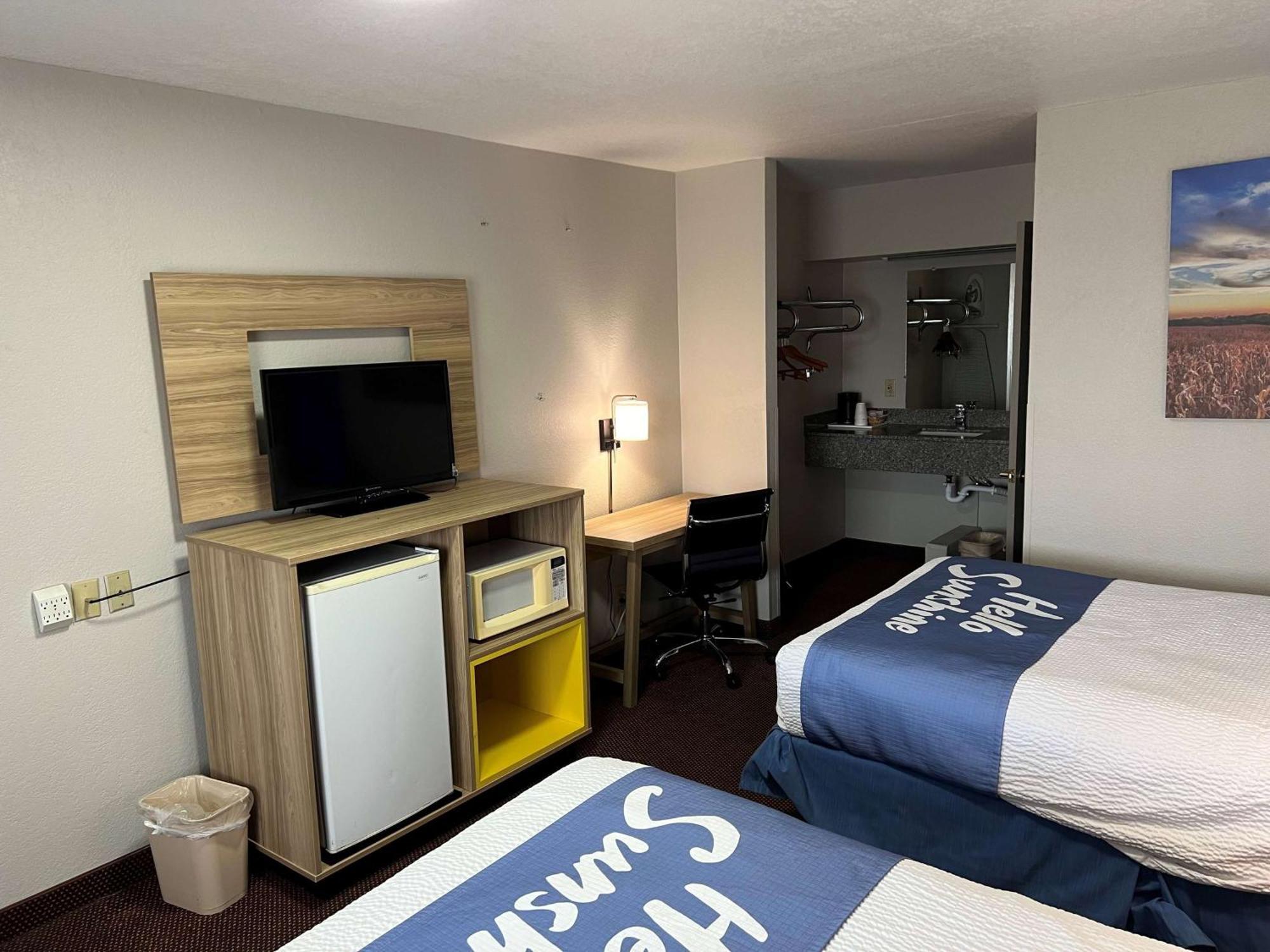 Days Inn By Wyndham Pratt Extérieur photo