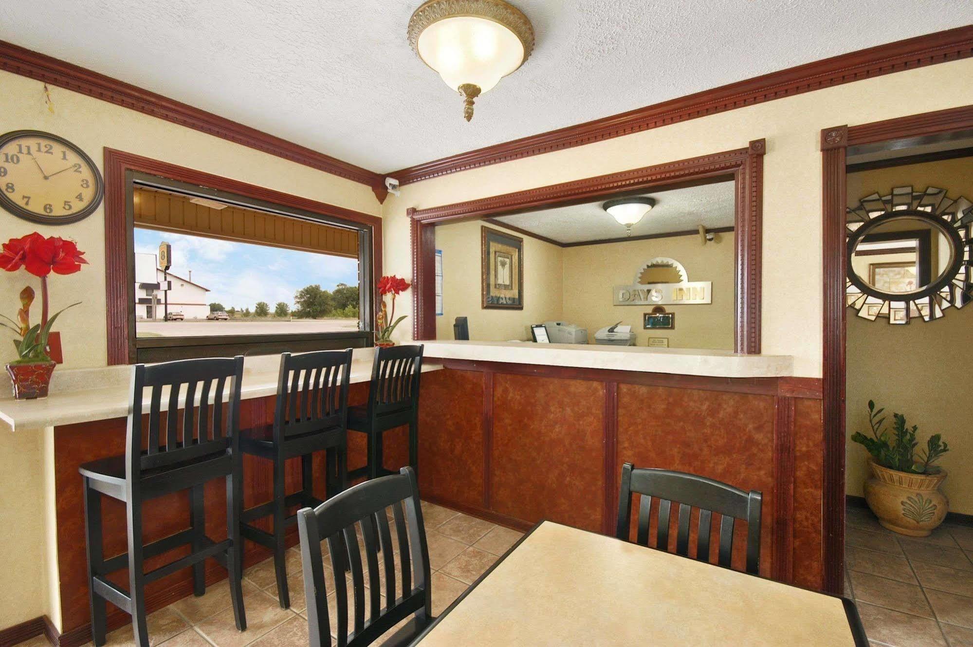 Days Inn By Wyndham Pratt Extérieur photo
